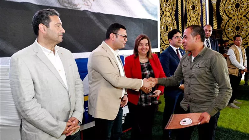 وزير الإسكان يسلم