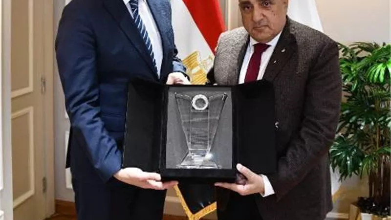 وزير البترول يتقدم بالشكر للمهندس أيمن عمارة لمجهوداته في فترة عمله