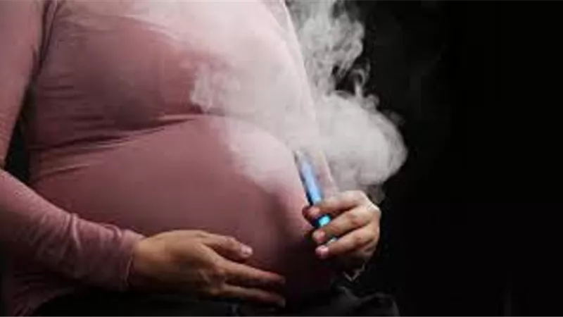 باحثون يحذرون من التدخين الإلكتروني أثناء الحمل .. لهذه الأسباب