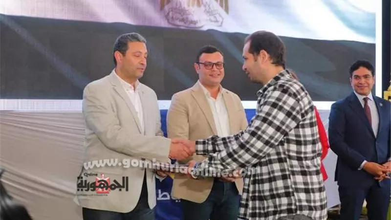 وزير الإسكان ومحافظ يفتتحان مشروع 