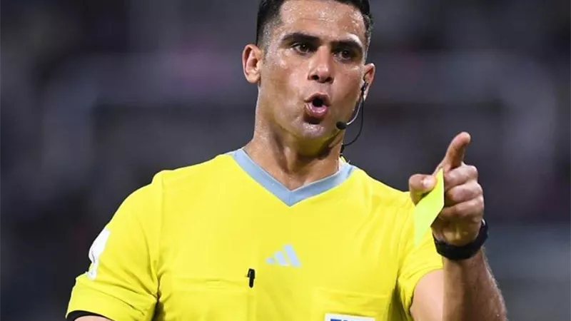 صافرة محمد معروف تدير مباراة الأهلي والاتحاد السكندري