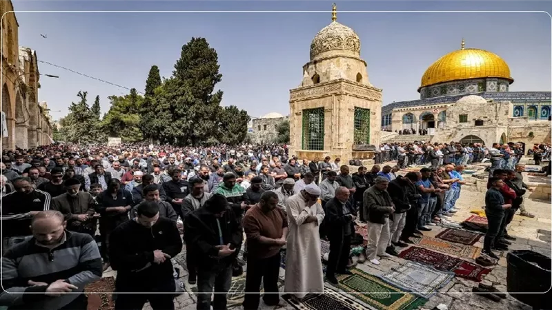 حكم صلاة الجمعة خارج المسجد وتقدم المأمومين على الإمام