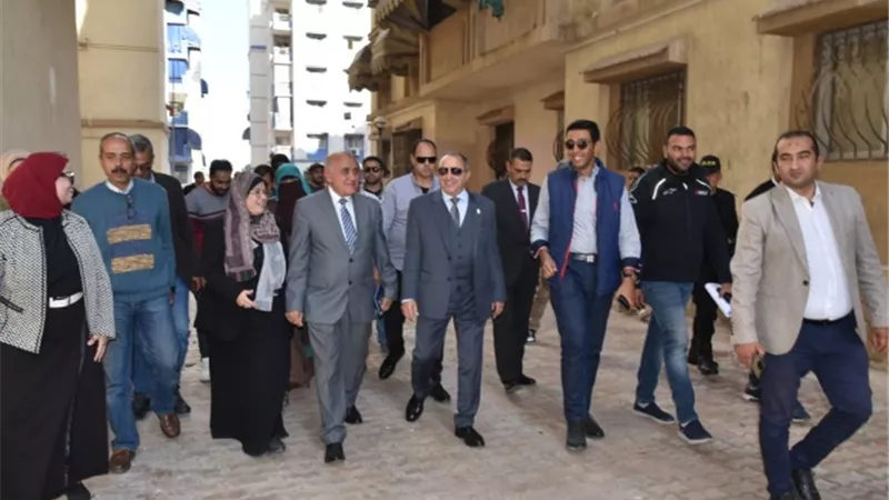 محافظ بورسعيد يأمر بسرعة إنهاء التطوير بشارعى عزمى والتعمير