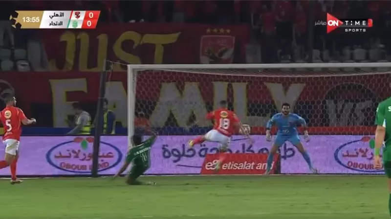 الشوط الأول ينتهي سلبيا بين الأهلي والاتحاد .. وإمام عاشور يهدر ضربة جزاء