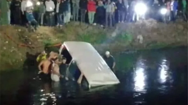 إنقاذ 4 اشخاص بعد انقلاب ميكروباص بترعة بمدخل جمصه
