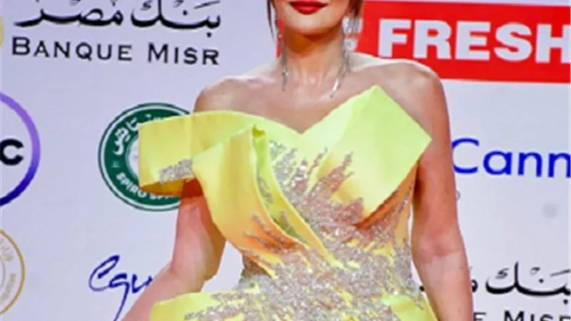 بإطلالة جريئة.. حسناء سيف الدين تخطف الأنظار بختام مهرجان القاهرة