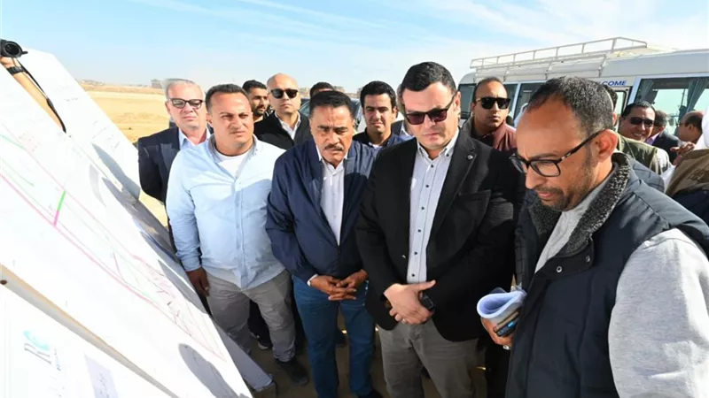 وزير الإسكان يتفقد تنفيذ أعمال الطرق والمرافق للأراضى البديلة