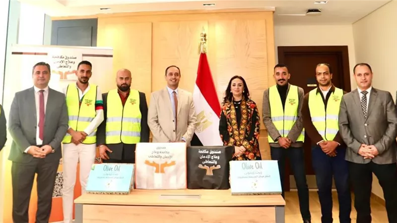 المتعافون من الإدمان ينتجون أول دفعة من زيت الزيتون داخل مركز العزيمة بمطروح