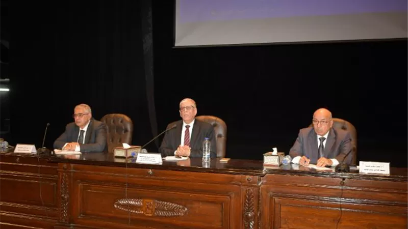 جامعة القاهرة تنظم محاضرة حول خطورة إدمان الانترنت