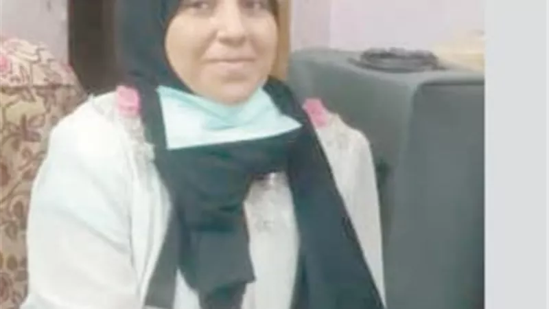 فاطمة عمر .. تعمل ليلاً ونهارا لتوفير أفضل تعليم لأولادها
