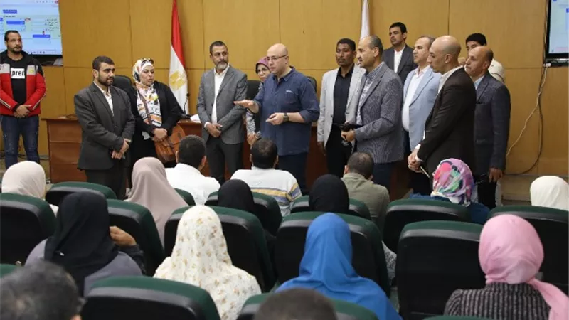 محافظ بني سويف يتفقد تدريب العاملين بالمراكز التكنولوجية