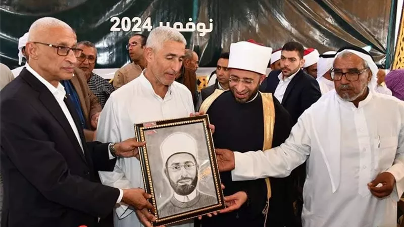 أهالي شمال سيناء يهدون لوحة فنية والعباءة السيناوية لوزير الأوقاف