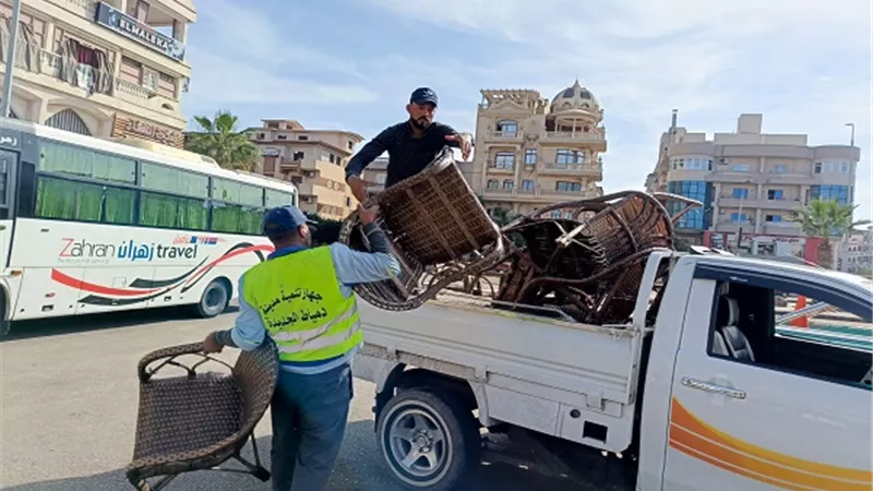 حملة للقضاء على الإشغالات والباعة الجائلين بمدينة دمياط الجديدة 