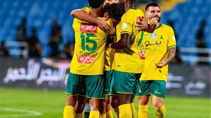 الخليج يسجل هدفه الأول ويقلص الفارق أمام الهلال .. شاهد