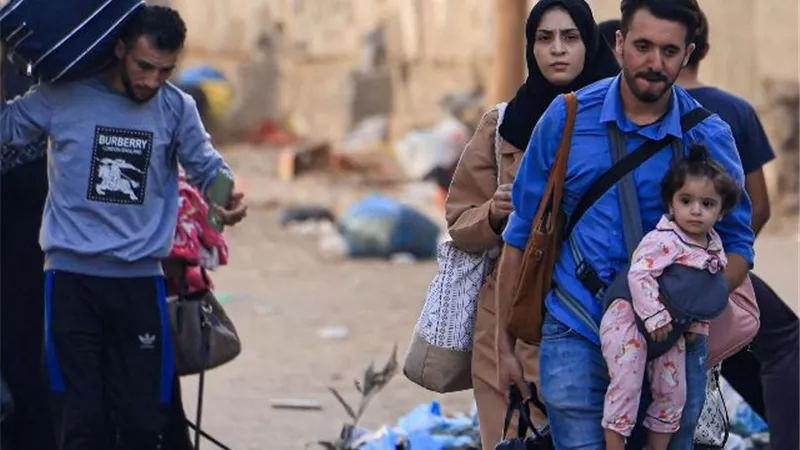 مئات الفلسطينيين ينزحون قسرًا من حي الشجاعية شرق مدينة غزة
