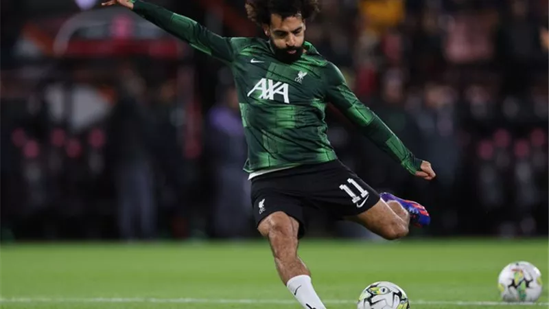 شاهد .. محمد صلاح يتدرب مع بعض اللاعبين كجناح خط بالصناعه لهم