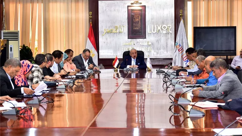 محافظ الأقصر يتابع ملفى التصالح وتقنين أراضى الدولة