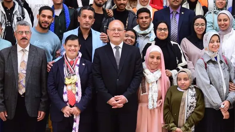 رئيس جامعة سوهاج يتفقد تدريبات ذوى الهمم بمركز الحرف
