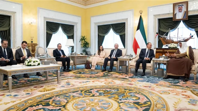 وزير الخارجية يستهل زيارته إلى دولة الكويت بلقاء ولي العهد