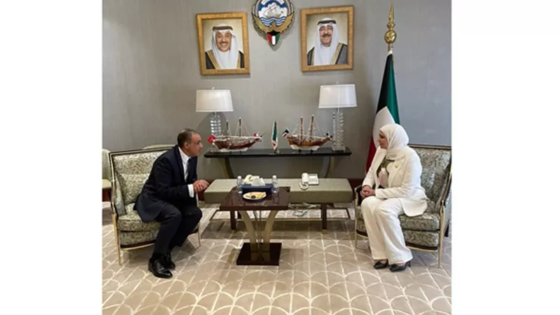 وزير الخارجية والهجرة يلتقي وزيرة المالية الكويتية