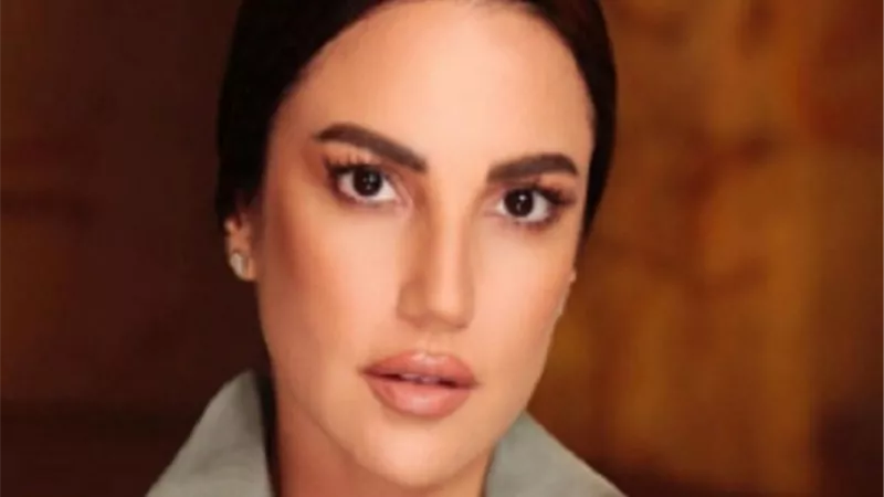 درة تنعى مى عز الدين فى رحيل والدتها