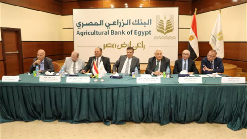 وزير الزراعة يجتمع بمنتجي الدواجن بحضور قيادات البنك الزراعي