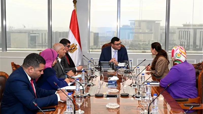 وزير الإسكان يلتقى مجلس إدارة 