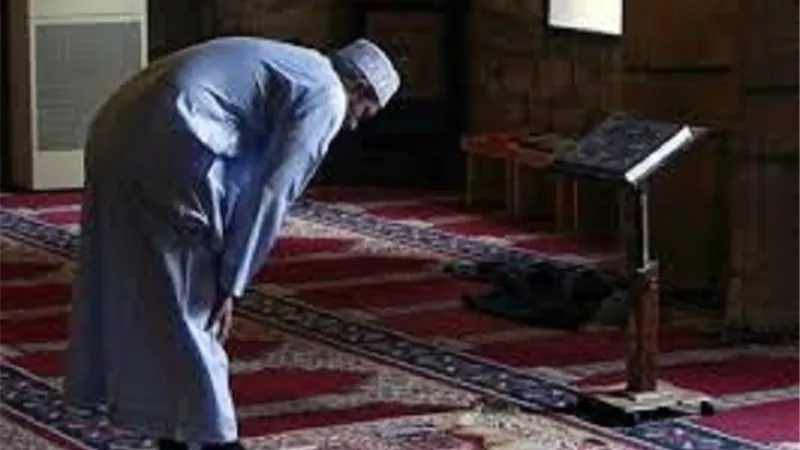 تعرف على الهيئة الصحيحة للمسافة بين القدمين في الصلاة