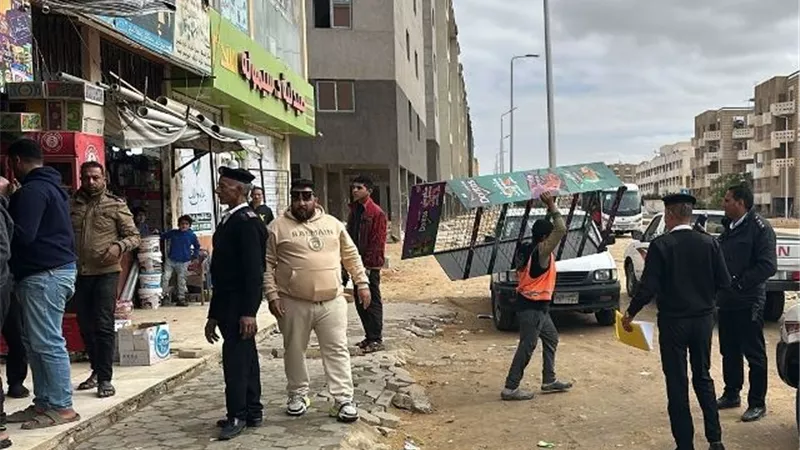 جهاز الشروق يشن حملة لرفع إشغالات الأسواق ويحرر 9 محاضر.. بالصور