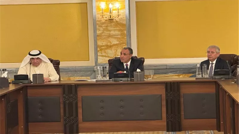 وزير الخارجية والهجرة يعقد اجتماعًا مع الجانب الكويتي