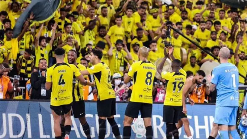 الاتحاد يتجاوز الفتح بثنائية ويعتلي صدارة الدوري السعودي