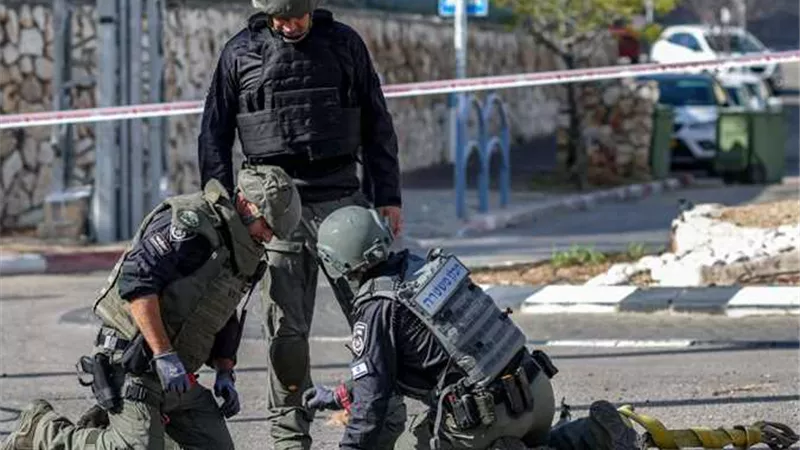 إعلام إسرائيلي: إصابة مستوطن بشظايا إثر إطلاق حزب الله 20 صاروخا على نهاريا