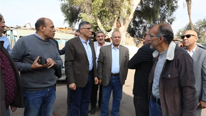 محافظ الجيزة يعاين موقع سوق اليوم الواحد بإمبابة