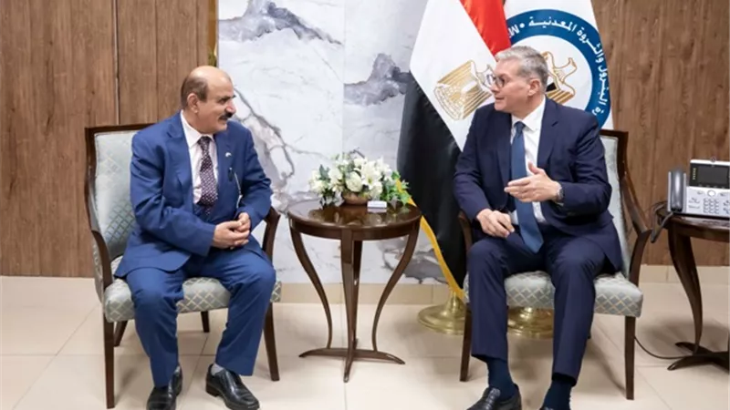 وزير البترول يبحث مع رئيس دراجون أويل خططها لزيادة معدلات الإنتاج