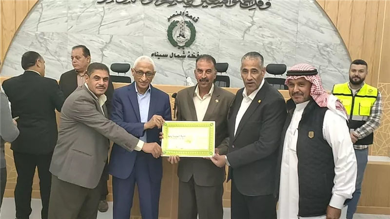 محافظ شمال سيناء يكرم المشاركين في مهرجان الهجن