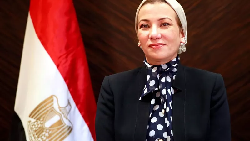 شحوط سفينة شحن بالقصير ووزيرة البيئة تتابع الموقف من موقع الحادث