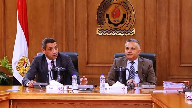 اللواء طارق الشاذلي يحضر اجتماع مجلس جامعة السويس