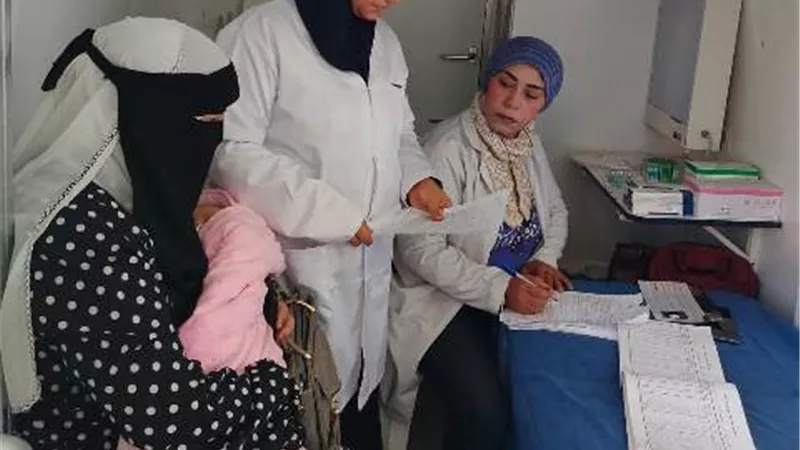 الكشف على ٤١٧ مواطنًا في اليوم الأول للقافلة الطبية بالقنطرة سرق
