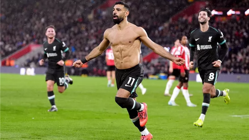 غناء جماهير ليفربول لصلاح بعد هدفه الثاني أمام ساوثهامبتون ..شاهد