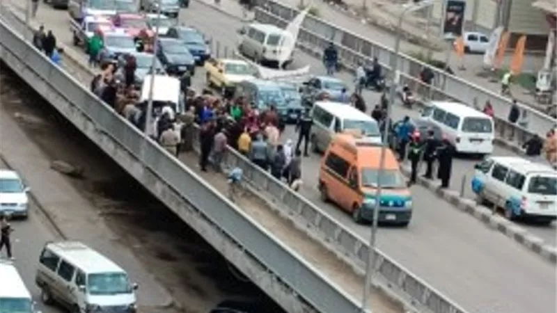 إصابة 11 في تصادم ميكروباص بالسور الحديدي لكوبري دمياط العلوي