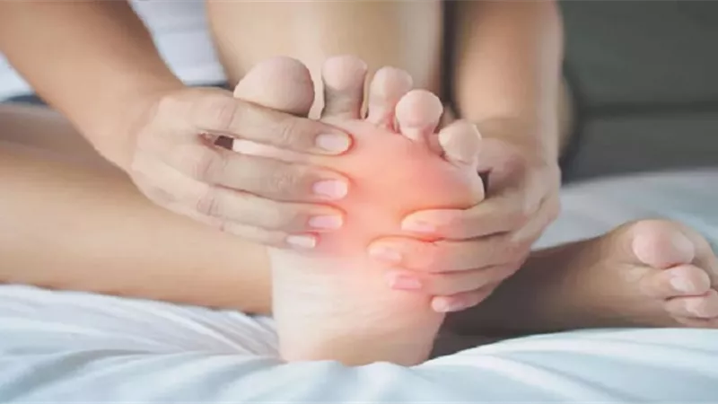 6 علامات على القدمين تشير إلى مشكلات صحية محتملة