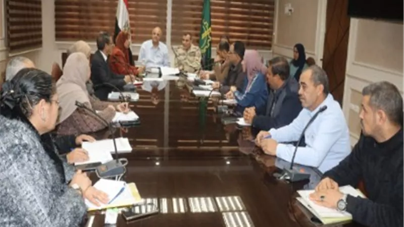 محافظ القليوبية يناقش دفع العمل بملف تقنين الوضع على أملاك الدولة
