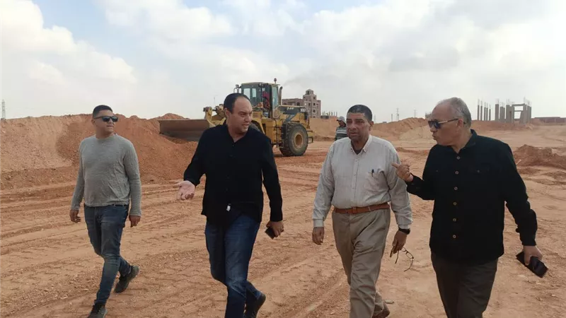 جهاز الشروق يُتابع أعمال مد المرافق وتمهيد الطرق للأراضي بالرابية