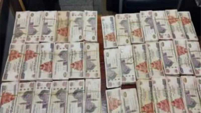 ضبط شخصين أثناء محاولتهما تهريب مبالغ مالية بمطار برج العرب