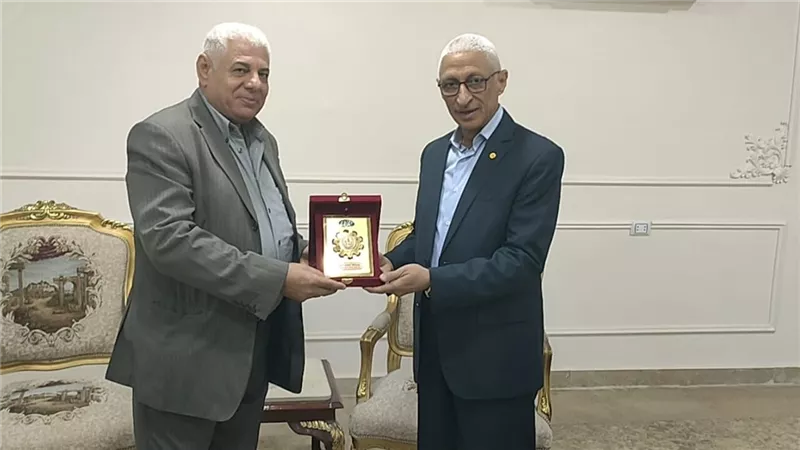 محافظ شمال سيناء يستقبل رئيس إقليم القناة الثقافي