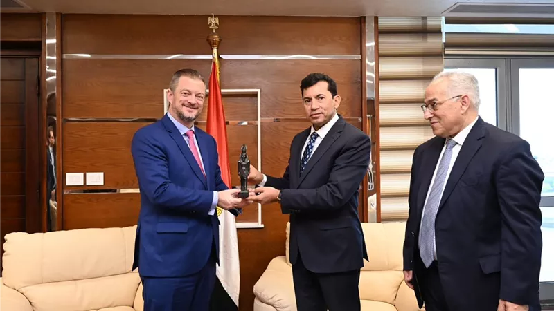 وزير الرياضة يصطحب رئيس البارالمبية الدولية فى جولة بنادي النادي