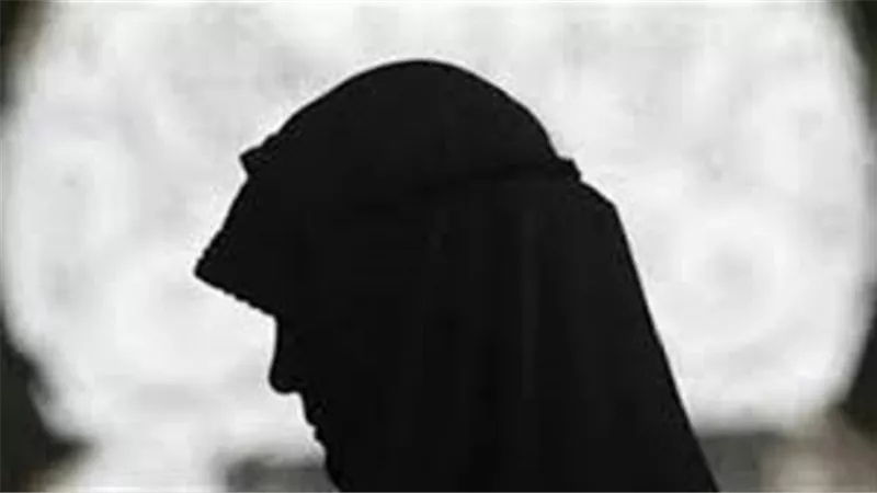 ما حكم تنقل الام المُعتدة بين منازل بناتها المُتزوجات