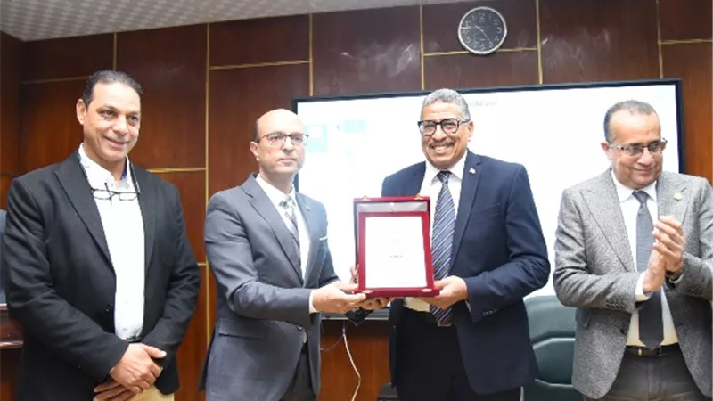 المنشاوي يكرم أسامه فاروق المدير التنفيذي لمشروع مستشفي الإصابات