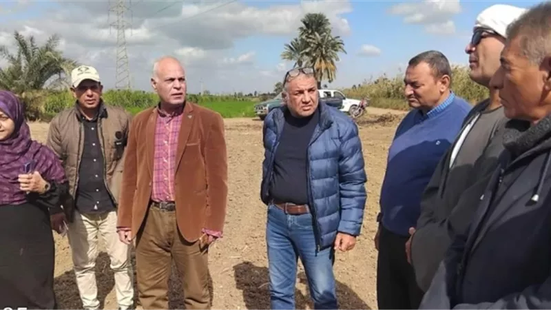 مدير زراعة المنيا يتفقد تسوية الحقول بالليزر