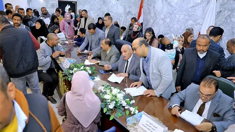 محافظ سوهاج يعقد اللقاء الأسبوعي للاستماع لمطالب المواطنين